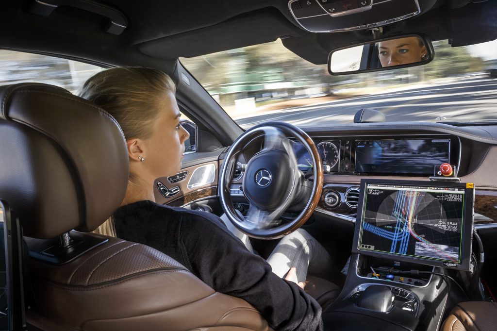 Mercedes-Benz има готов систем за автономно возење, но нема да го понуди
