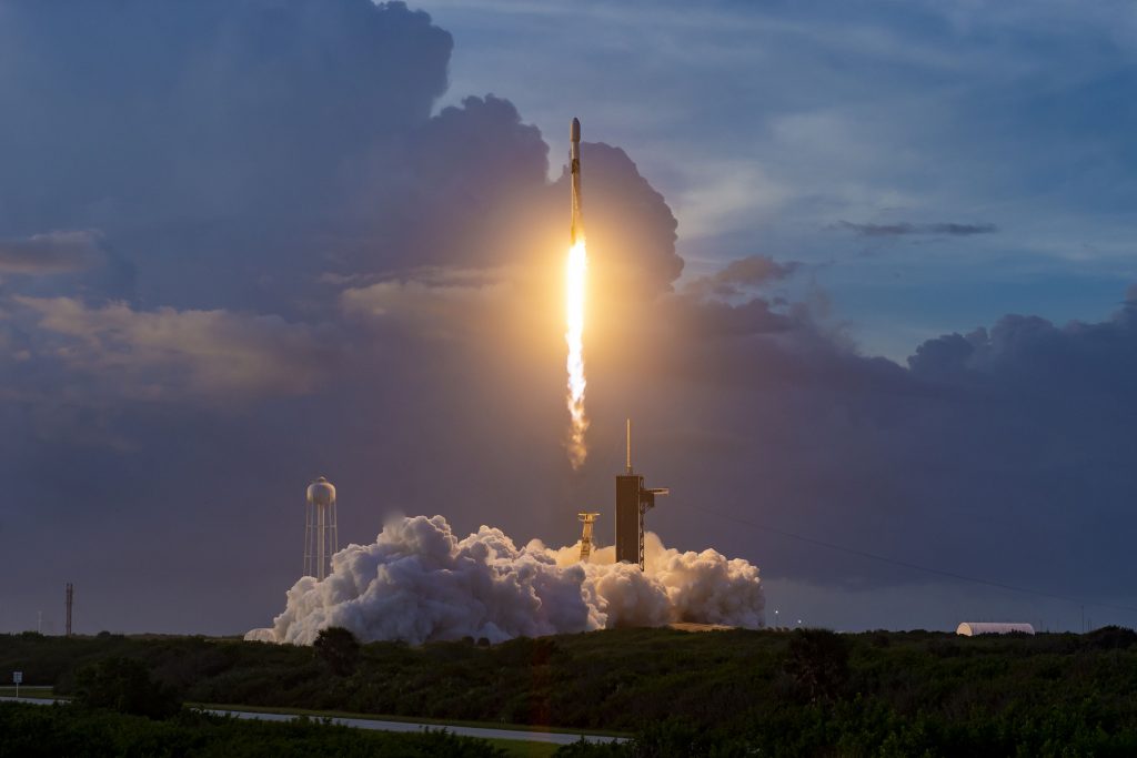 SpaceX лансираше сателити за да овозможи интернет од вселената (ВИДЕО)