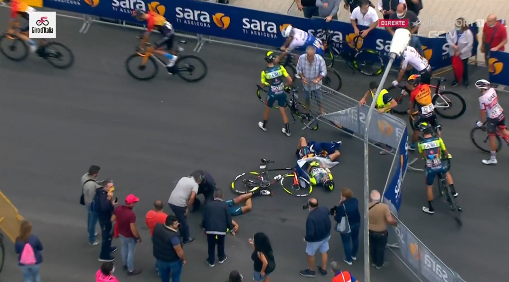 Џиро Д’Италија – хеликоптер турна ограда, повредени се велосипедисти