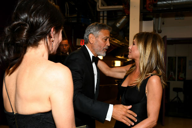 Џорџ Клуни уште неразведен, утеха најде кај Џенифер Анистон