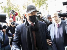Бекер одбива да ги предаде трофеите од Вимблдон и Австралија