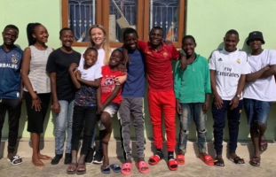 Британка посвои 14 деца од Африка за да ги спаси од глад