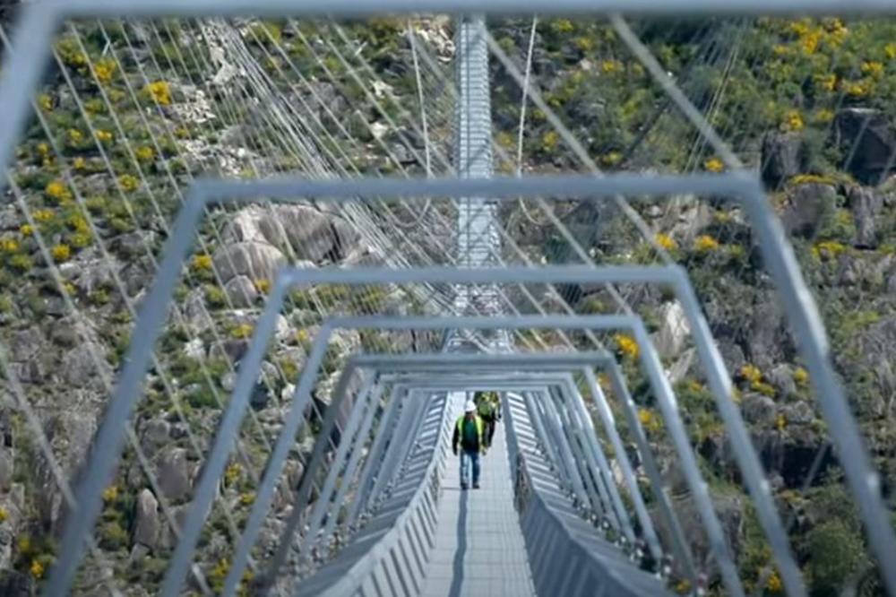 (Видео) Во Португалија се гради најдолгиот висечки пешачки мост во светот