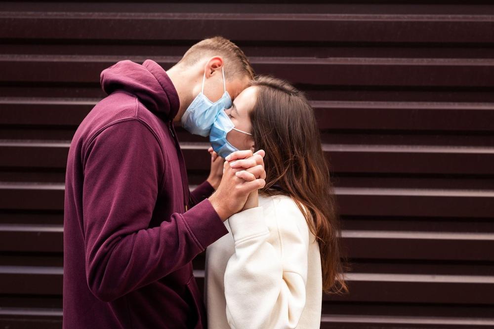 Двојка од Милано казнета, затоа што се бакнувале на улица без маски