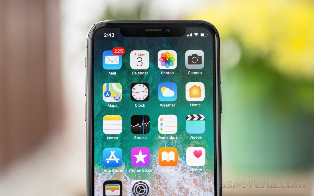 Засекот во дисплејот на iPhone ќе биде помал следната година