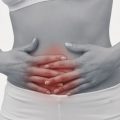 Никогаш не игнорирајте ги овие симптоми – упорната болка во стомакот предупредува на оваа болест