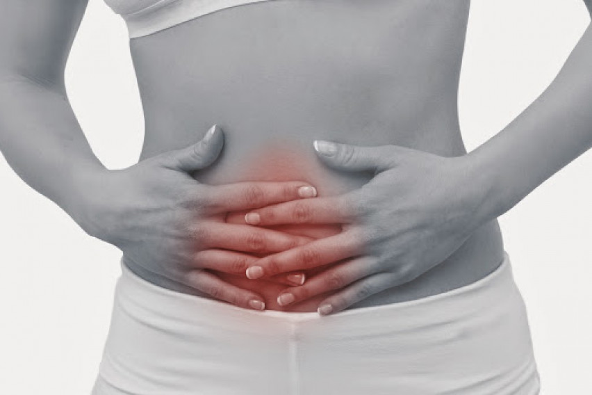 Никогаш не игнорирајте ги овие симптоми – упорната болка во стомакот предупредува на оваа болест