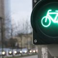 Нови семафори во Британија: Кога ќе наидат велосипедисти, се гаси зеленото светло за автомобилите!
