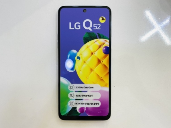 Нови фотографии го прикажуваат LG Q52 телефонот