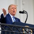 Трамп се пофали со ново оружје, кое се надева дека никогаш нема да го искористат