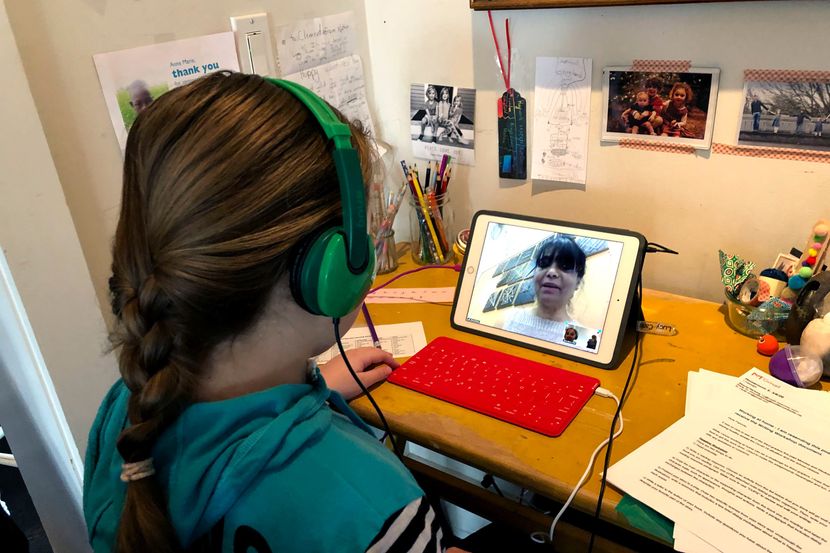 Учителка ѝ го спасила животот на баба за време на онлајн настава