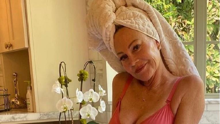 (Фото) Мелани Грифит само во долна облека за да ги поддржи жените болни од рак на дојката