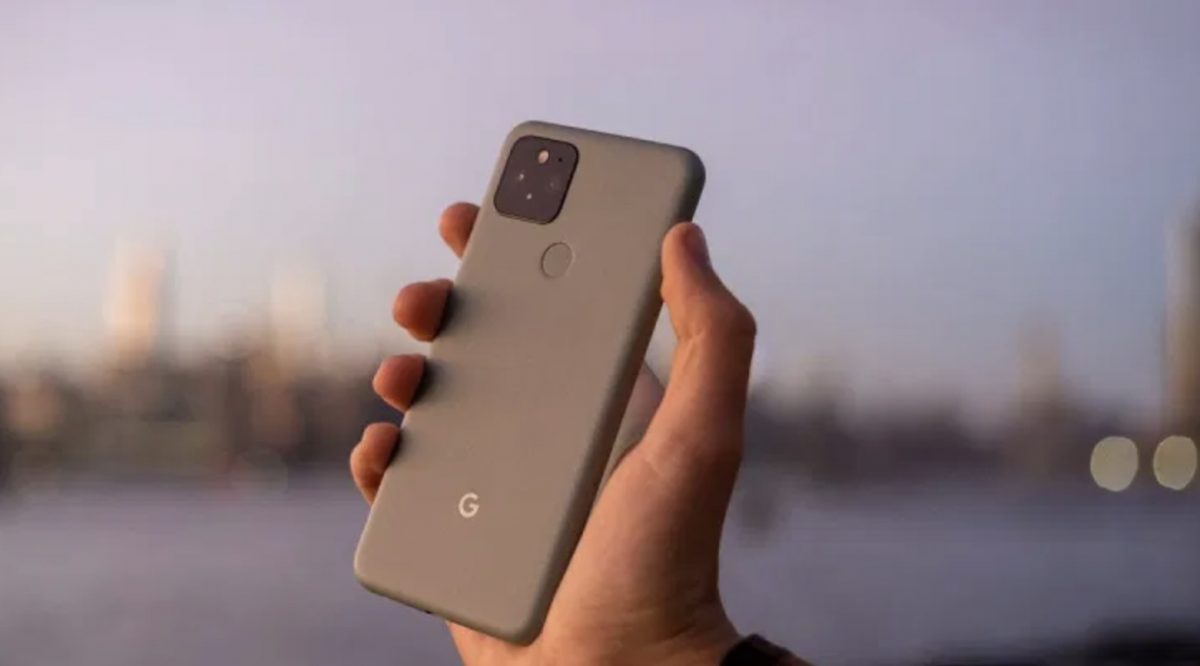 Google: Процепот помеѓу екранот и телефонот е дел од дизајнот на Pixel 5
