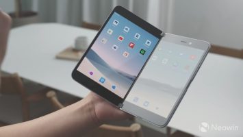 Microsoft Surface Duo пристигнува во Европа напролет следната година