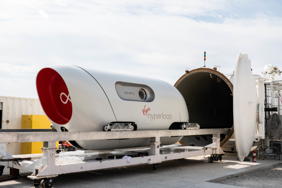 Virgin Hyperloop го изврши првото тестно возење со патници
