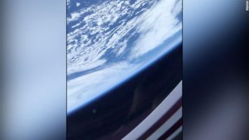 Астронаут сними поглед на Земјата од капсулата на SpaceX во вселената (ВИДЕО)