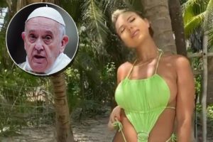 (Видео) Папата лајкал фотографии од секси Бразилка