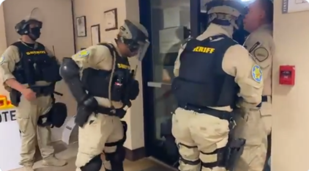 (Видео) Полицијата принудена ги чува луѓето кои ги бројат гласовите во САД