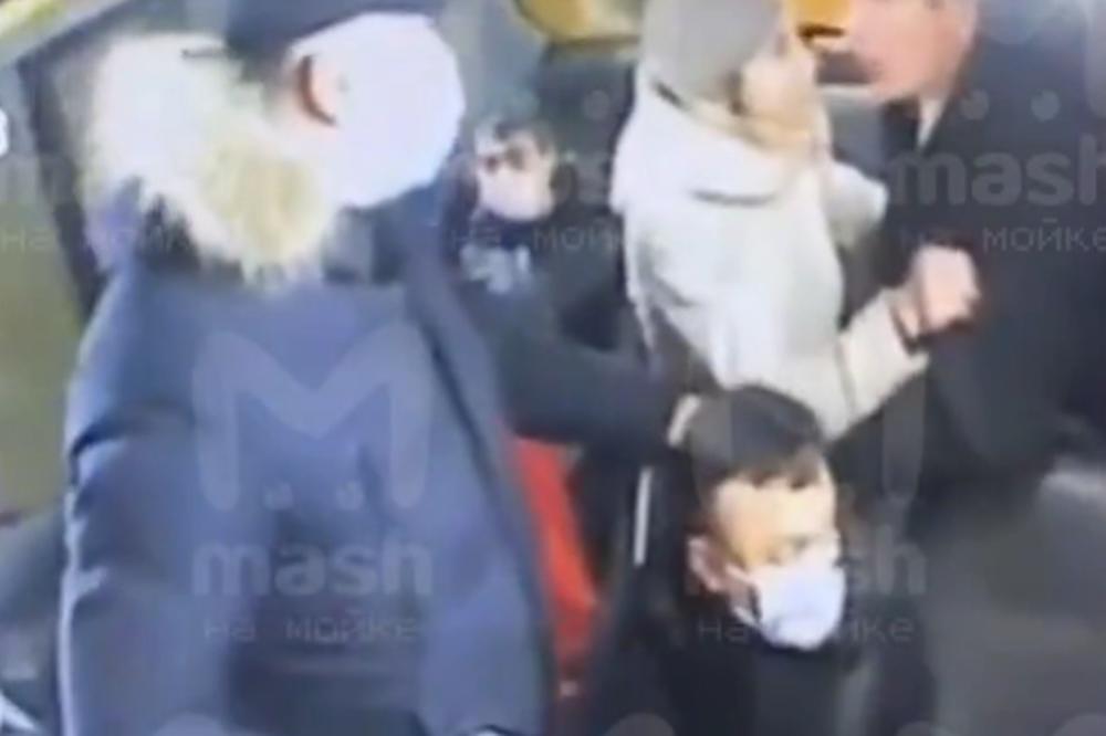 (Видео) Убиен патник во минибус во Русија, откако им рекол на брачна двојка да стават маски