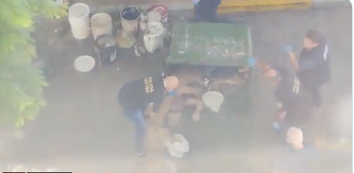 (Вознемирувачко видео) Убиен еден од работниците кој се сликаше со телото на Марадона во ковчег
