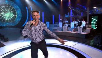 Директор на школо почнал да пее, за да ги прехрани децата