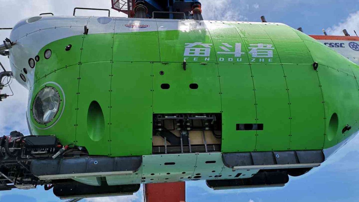 Кина собори рекорд спуштајќи подморница 11.000 метри под морето (ВИДЕО)