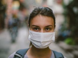 Кога и како може да се заразите со коронавирус носејќи заштитна маска?