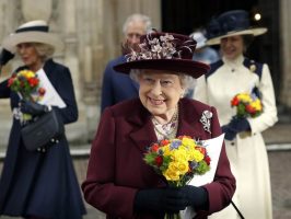 Кралицата потрошила 16.000 евра за божиќни подароци