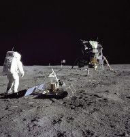 На продажба ретка фотографија од Нил Армстронг додека чекори на Месечината