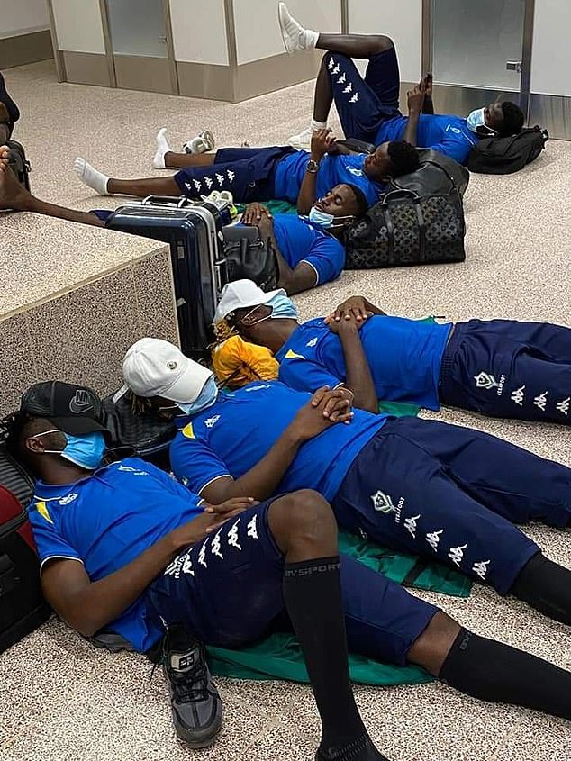 Обамејанг и соиграчите заглавени седум часа на аеродром во Гамбија