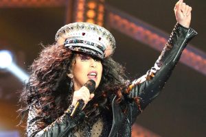 Поради тешката болест Шер морала да направи пауза во кариерата