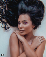 (Фото) Анастасија продава маски со стихови од нејзина песна