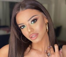 (Фото) Во црвени чизми до колкови, Кристина буди фантазии на „Инстаграм“