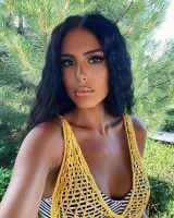 (Фото) „Пази се Шеикот да не те зароби“: Анастасија во танга бикини среде ноември