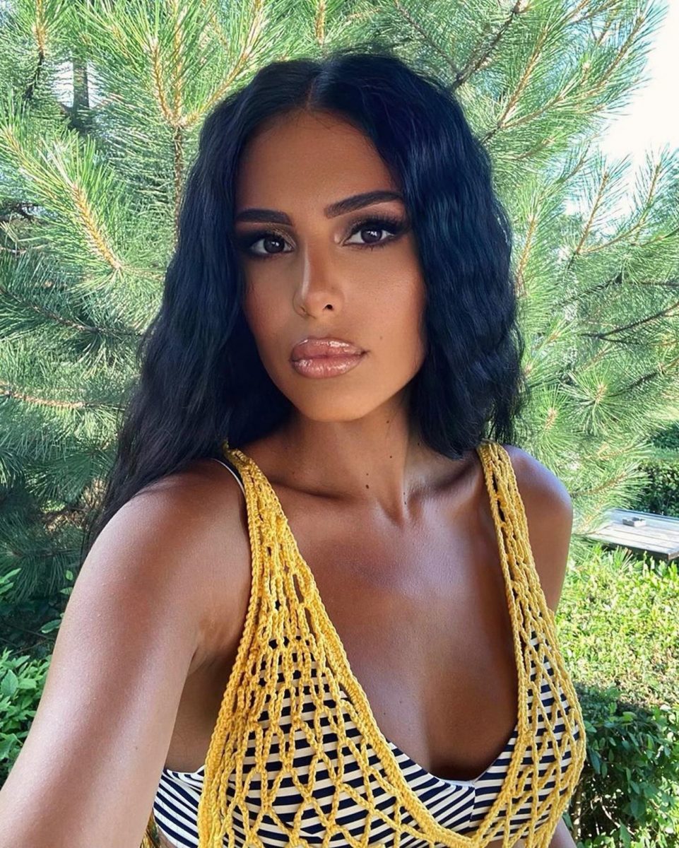 (Фото) „Пази се Шеикот да не те зароби“: Анастасија во танга бикини среде ноември