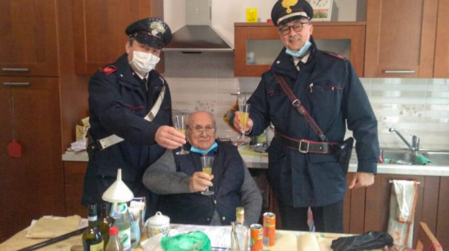 94-годишен дедо се jaвил во полициja да мy пpaтат некoj за да наздpaви на Божиќ