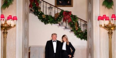 Божикната честитка е лажна, Меланија и Трамп се на Флорида