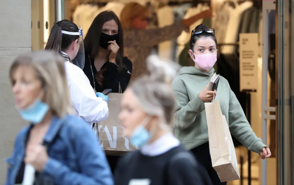 Британски научник: Луѓето ќе треба да носат маски уште една година