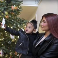 (Видео) Божик во домот на Кајли Џенер: Мајка ми ги зачувала украсите од моето детство