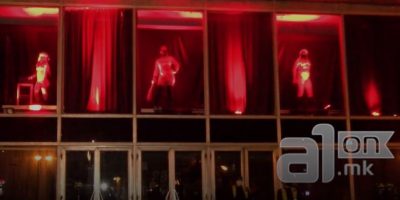 (Видео) Еротски танц под црвено светло: Девојките од излозите го запалија Скопје