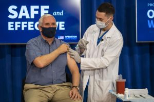 (Видео) Мајк Пенс ја прими вакцината против коронавирусот во живо, за да ги охрабри Американците