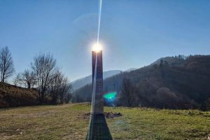 (Видео) Мистериозен монолит се појави во Јута, Романија и Калифорнија