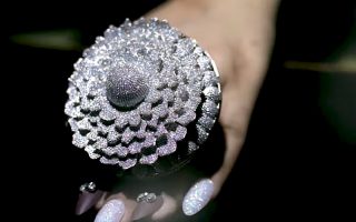 (Видео) Прстен со над 12.000 дијаманти влезе во Гинисовата книга на рекорди