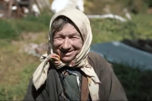 (Видео) Руски тајкун и изгради куќа на бабата која живеела сама во Сибир со децении