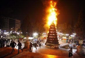 (Видео) Се запали елката на плоштадот во Киев
