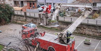 Дедо Мраз со пожарникарски скали им однесе новогодишни пакетчиња на децата на Детската клиника