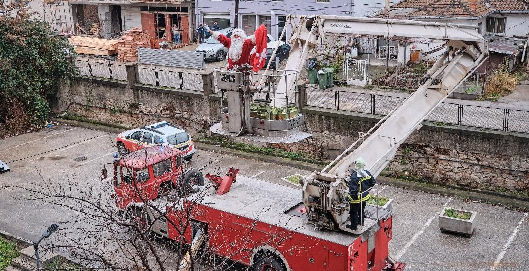 Дедо Мраз со пожарникарски скали им однесе новогодишни пакетчиња на децата на Детската клиника