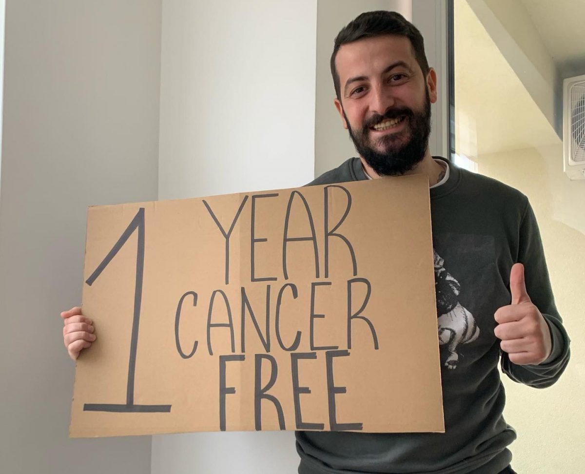 Една година без рак: Бомбакис на транспарент напиша емотивна порака за себе