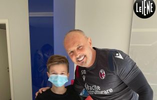 Емотивна средба на Михајловиќ со дете излекувано од леукемија