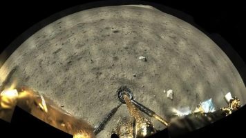 Кинеската сонда собра примероци од површината на Месечината (ВИДЕО)